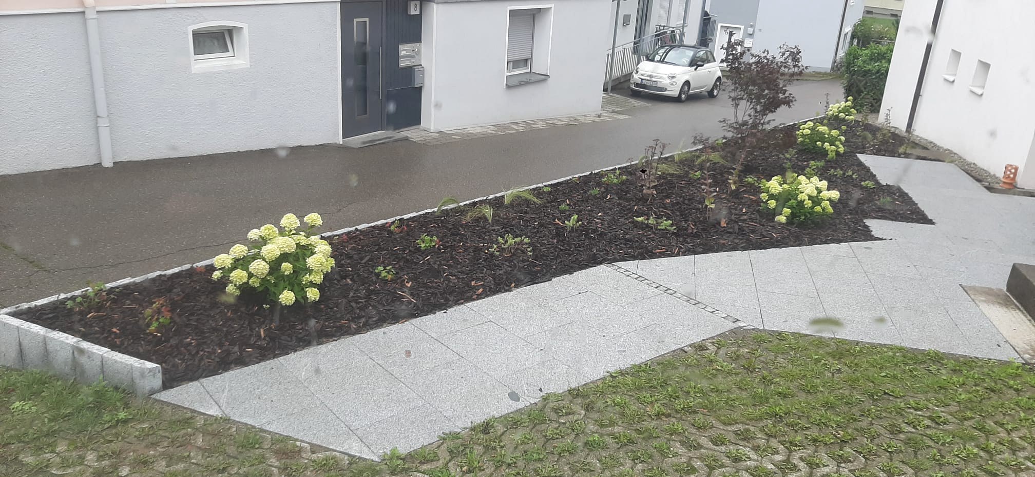 Gepflegte Außenanlage