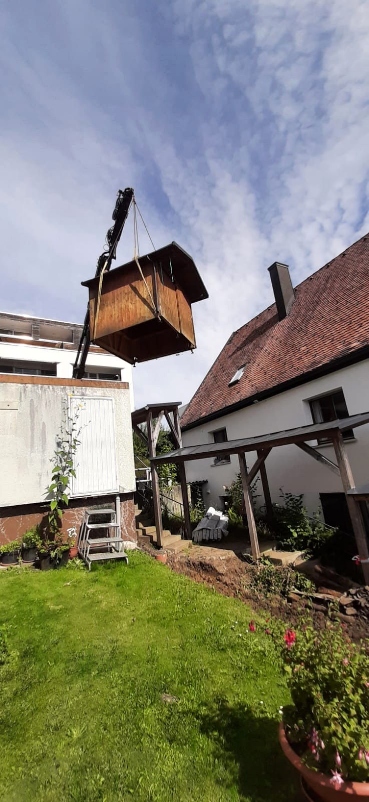 Gartenhaus wird mit Kran versetzt