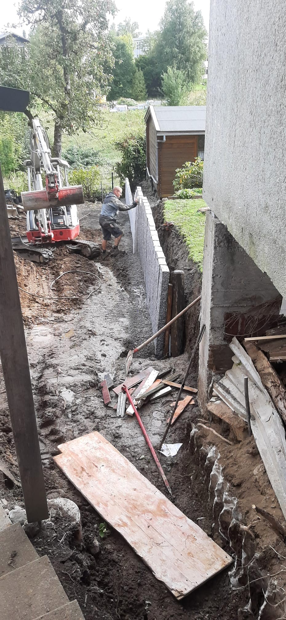 Mauerbau während der Arbeiten