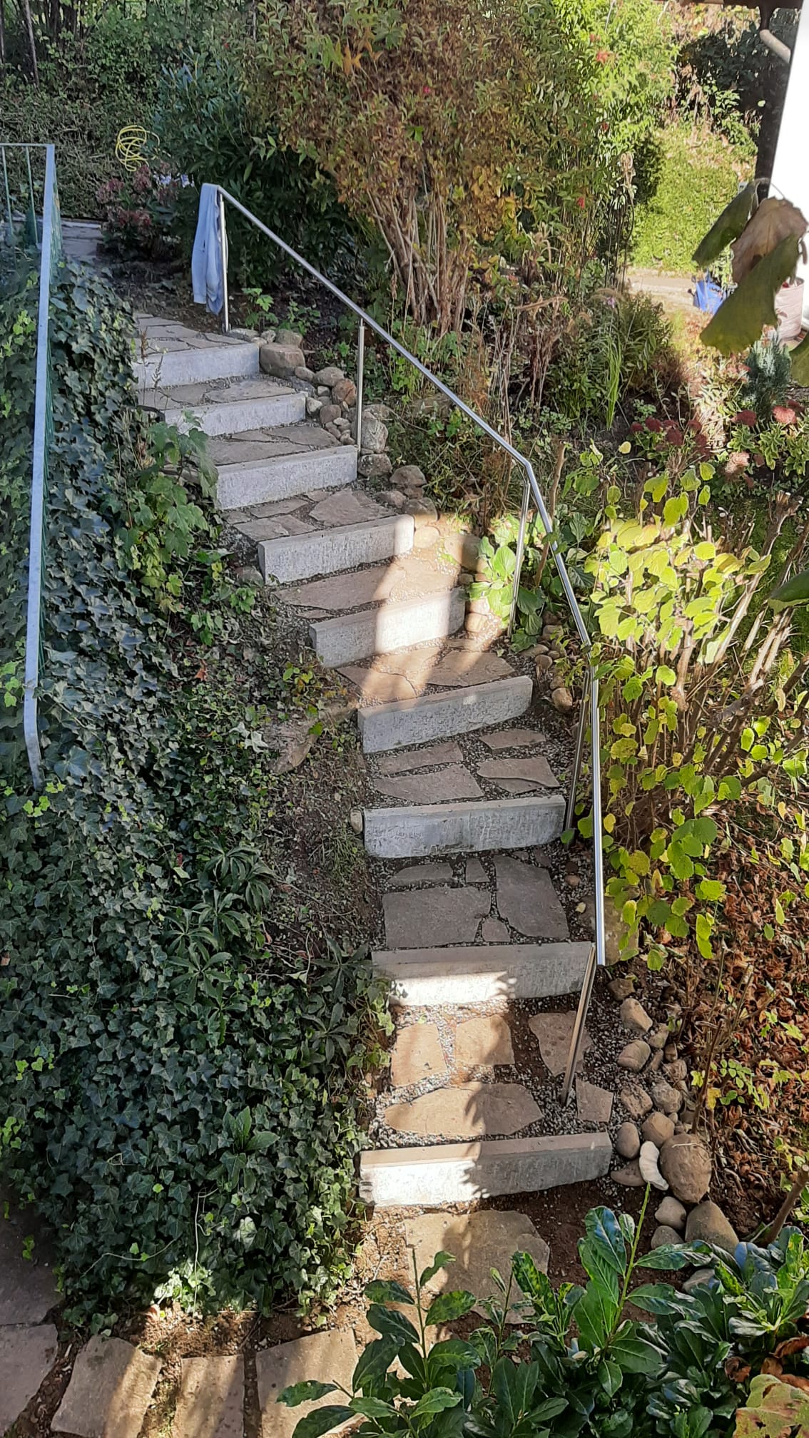Neu angelegte Gartentreppe